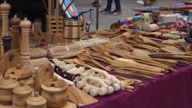 Canlı bir açık hava tezgahı mutfak aletleri, masaj ruloları ve renkli çocuk oyuncakları gibi çeşitli el yapımı ahşap ürünler sergiliyor..