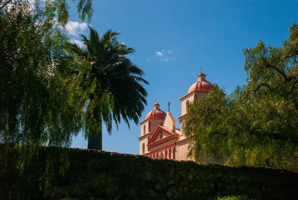 Santa Barbara Mission View Overdag Met Een Stenen Muur Voorgrond — Stockfoto