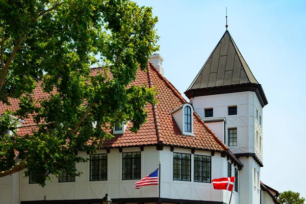 Solvang Arquitetura Califórnia Bandeiras Voando Vento — Fotografia de Stock