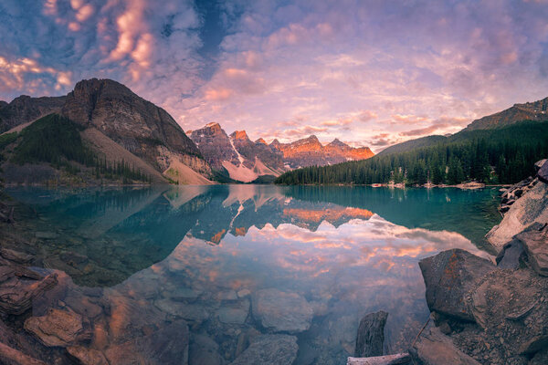 Это супер широкоугольная панорама озера Морейн в Банфском национальном парке, Канада
.