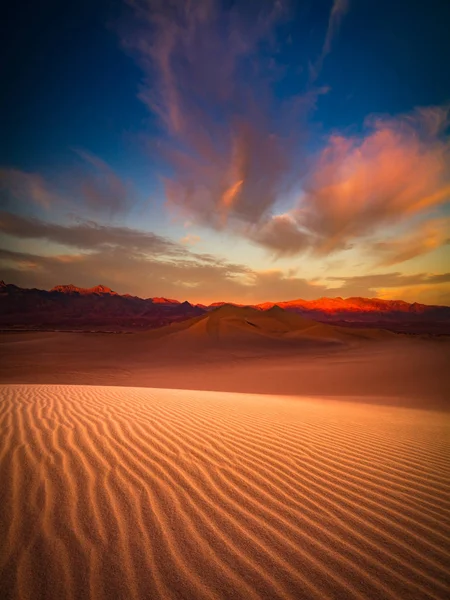 Jest Zdjęcie Doliny Śmierci Wydmy Kolorowe Chmury Kalifornii Usa — Zdjęcie stockowe
