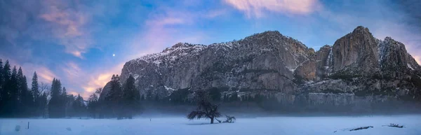 Photograph Foggy Morning Yosemite Colorful Clouds Moon — Stock Photo, Image