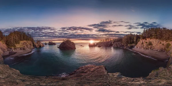Bu 360 derecelik küresel bir Oregon coast günbatımı görülmektedir.