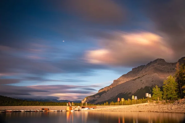 Lago Minnewanka y la luna larga exposición - Parque Nacional Banff —  Fotos de Stock