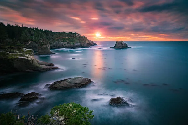 La puesta de sol al final de la tierra — Foto de Stock