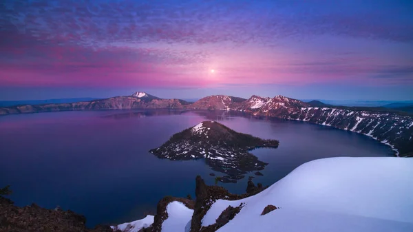 Salida de la luna después del atardecer en el lago cráter — Foto de Stock