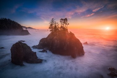 Oregon sahilinin renkli gün batımı ve deniz yığınları