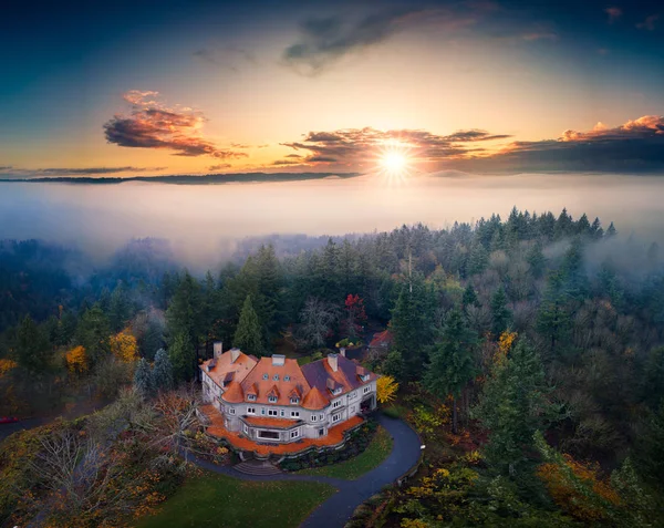 Patrimonio museo mansión en el bosque con follaje de otoño contra ro — Foto de Stock