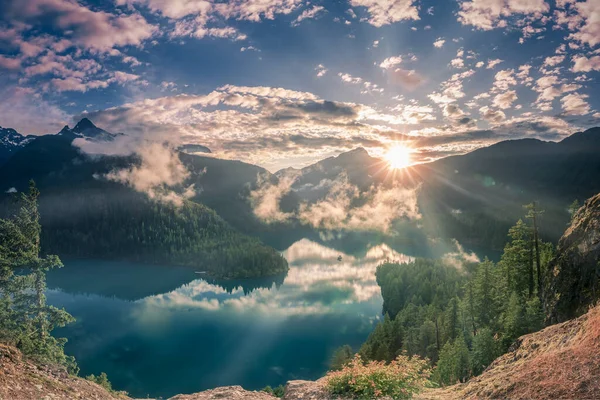 Zářící Západ Slunce Mlhové Skvrny Nad Jezerem Horami Severním Kaskádovém Stock Fotografie