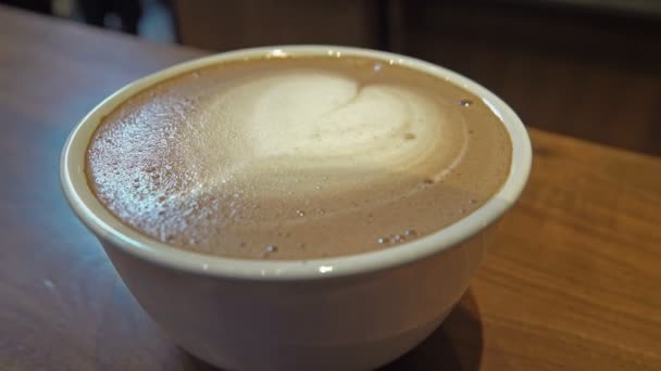 Cup Coffee Med Enkel Latte Konst Närbild — Stockvideo