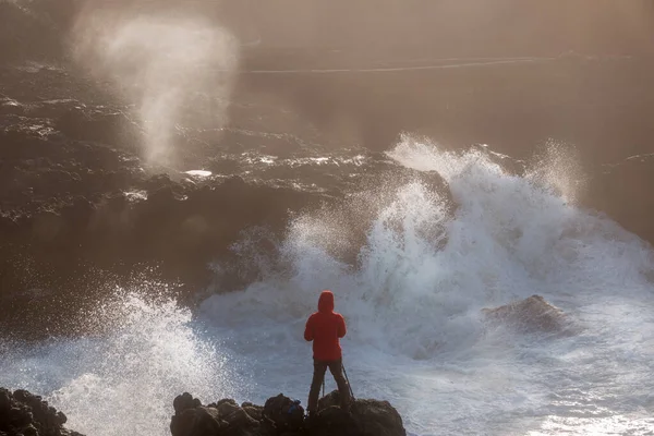 Fearless Young Female Photographer Taking Pictures While Surrounded Raging Waves — Stock Photo, Image