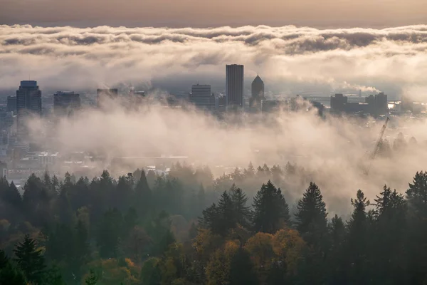 Moody Misty Portland Downtown Rolling Fog Autumn Foliage Morning Sun — Stock Photo, Image