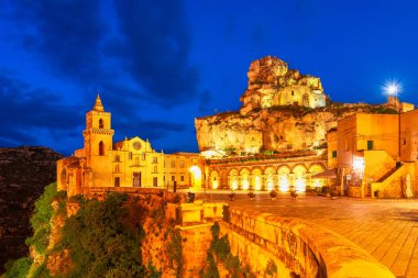 Matera, Sasso Caveoso, İtalya: San Pietro Caveoso gece görünümü