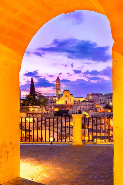 Matera, Basilicata, Italië: Nacht uitzicht op de oude stad - Sassi di Matera — Stockfoto