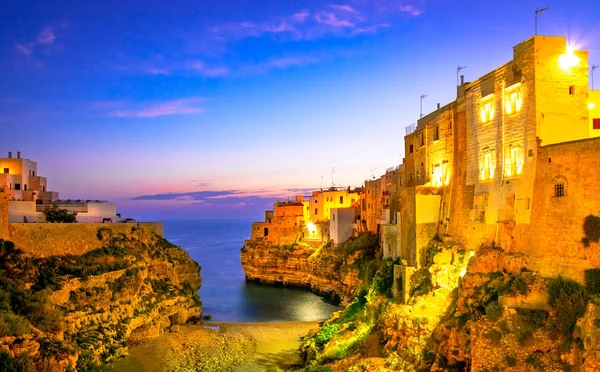 Polignano a Mare, Puglia, Italia: Salida del sol en el golfo de Cala Paura con la playa Bastione di Santo Stefano y Lama Monachile — Foto de Stock