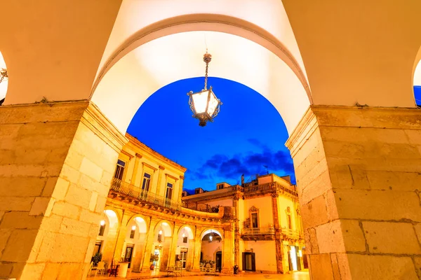 Martina Franca, Puglia: Veduta notturna di Piazza Plebisci — Foto Stock