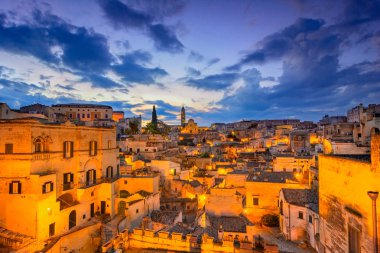 Matera, Basilicata, İtalya: Tarihi kentin - Sassi di gece görünümü