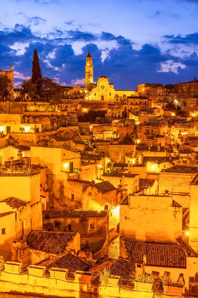 Matera, Basilicata, Itália: Vista noturna da cidade velha - Sassi di — Fotografia de Stock