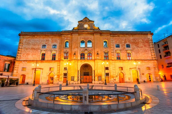 Matera, Basilicata, Italië: Weergave van de nacht van de Vittorio Veneto squ — Stockfoto