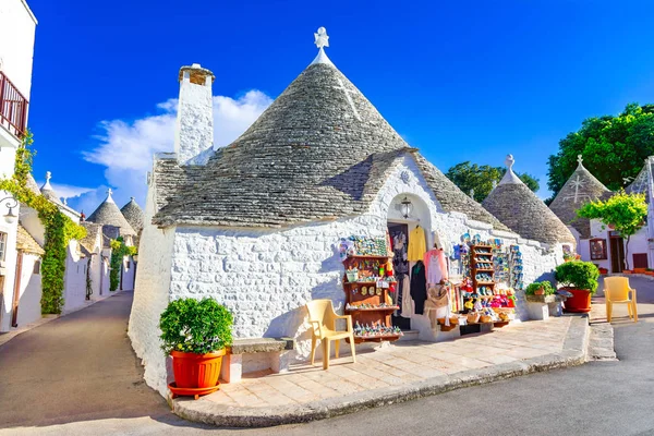 Alberobello, Puglia, Italy: Typical houses built with dry stone — Stock Photo, Image