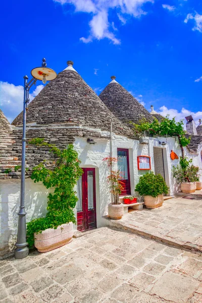 Alberobello, Puglia, Italy: Typical houses built with dry stone — Stock Photo, Image