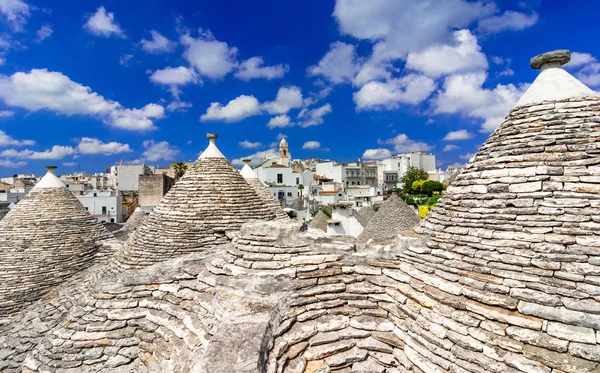 Alberobello, Puglia, Italië: Cityscape op de traditionele daken — Stockfoto