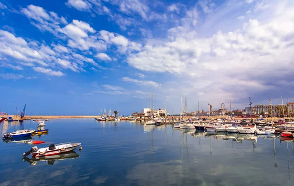 Bari, İtalya, Puglia: Güzel manzara ile balıkçı tekneleri, yag — Stok fotoğraf