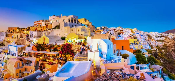 Vista panorámica de la ciudad de Oia, isla de Santorini, Grecia al atardecer . —  Fotos de Stock