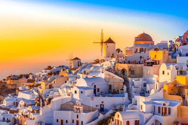 Oia ciudad, isla de Santorini, Grecia al atardecer. Tradicional y fa —  Fotos de Stock