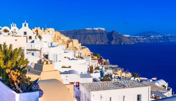 Oia, isla de Santorini, Grecia: Hous blanco tradicional y famoso —  Fotos de Stock