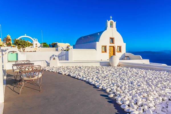 Oia ciudad, isla de Santorini, Grecia al atardecer. Tradicional y fa —  Fotos de Stock