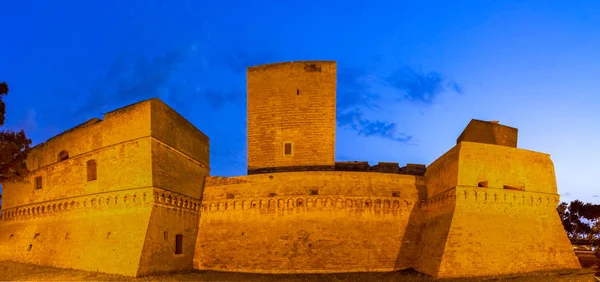 Bari, Olaszország, Puglia: Street view, a sváb-vár vagy a Castello Svevo — Stock Fotó