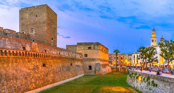 Bari, Italia, Puglia: Castillo de Suabia o Castello Svevo, también llamada — Foto de Stock
