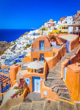 Oia, Santorini Island, Yunanistan: evleri ve kiliseleri Caldera Oia geleneksel ve ünlü üzerinde klasik görünümü