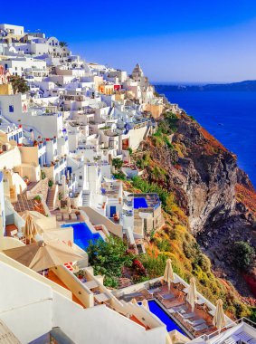 Fira, Santorini Island, Yunanistan: geleneksel ve ünlü beyaz evler Caldera üzerinde