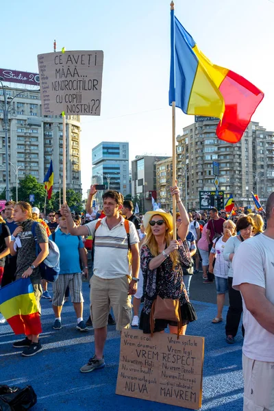Un jeune couple montrant des banderoles lors de la manifestation de la diaspora — Photo
