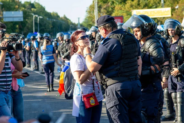 Жінка, виступаючи з безладами поліції під час акції протесту діаспора — стокове фото