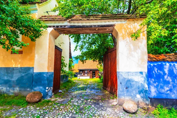 Viscri, Brasov, Romania: Синий окрашенный традиционный дом от Vis — стоковое фото