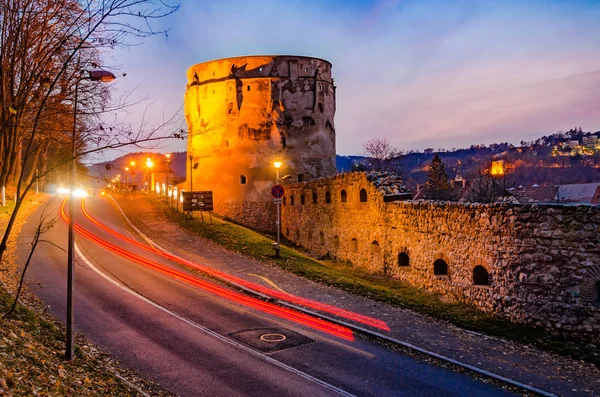 Брасов, Румыния, The Drapers Bastion: Night view of the Drapers — стоковое фото