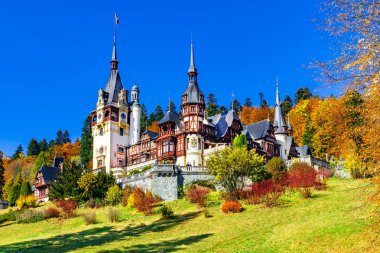 Peles Kalesi, Sinaia, Prahova County, Romanya: Ünlü Neo-Rönesans kale sonbahar renkleri