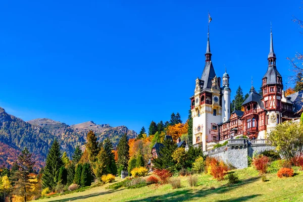 Château de Peles, Sinaia, Comté de Prahova, Roumanie : Château néo-Renaissance célèbre aux couleurs automnales — Photo