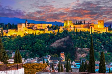 Alhambra, Granada, İspanya: Gece-panoramik Alhambra