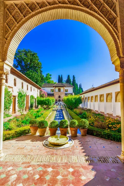 Granada, Andalúzia, Spanyolország: Az Alhambra, udvaron — Stock Fotó