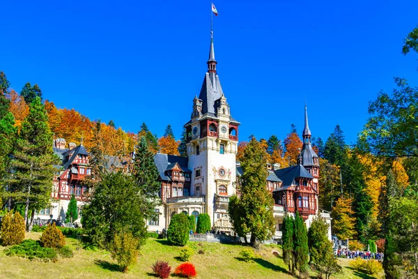 派勒斯城堡, 锡纳亚, 普拉霍瓦郡, 罗马尼亚: 著名的新文艺复兴时期的城堡在秋季颜色 — 图库照片