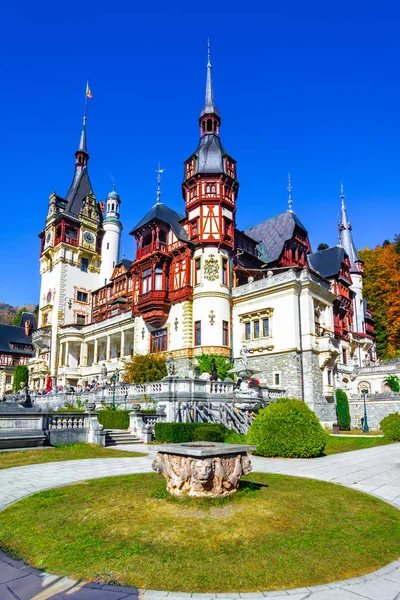 Peles Kalesi, Sinaia, Prahova County, Romanya: Ünlü Neo-Rönesans kale sonbahar renkleri