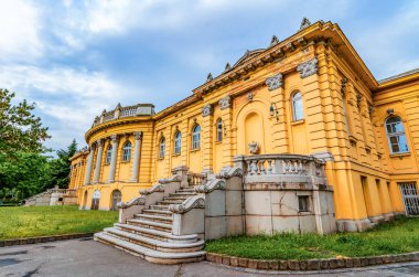 Budapeşte, Macaristan: Szechenyi Termal Hamam, spa ve yüzme havuzu