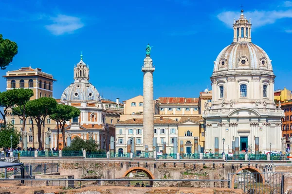 Рим, Италия: Траянская колонна и церковь Санта Мария ди Лорето, Италия — стоковое фото