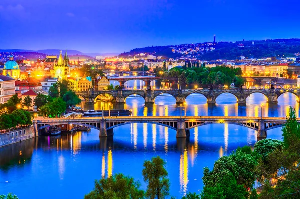 Prague, Çek Cumhuriyeti: Vltava Nehri ve onun köprüler gün batımında — Stok fotoğraf