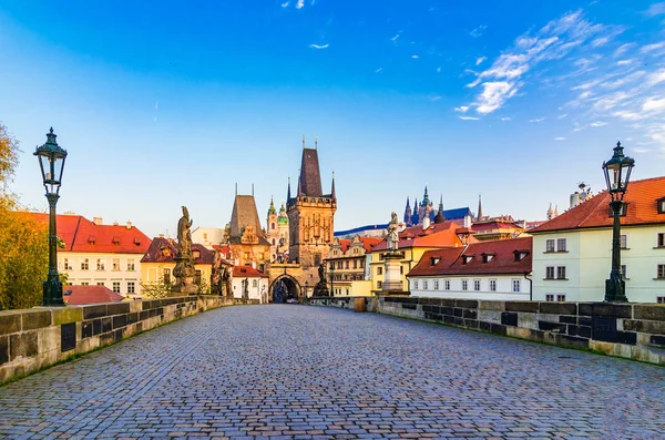 Prague, Czech republic: Charles bridge and Mala Strana — Stock Photo, Image