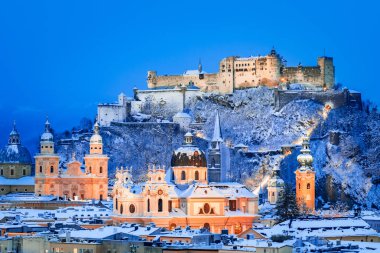 Salzburg, Avusturya: Kış Terasımdan Salzburg tarihi şehir güzel alacakaranlıkta ışıklı ünlü Festung Hohensalzburg ve partnerliğindeki Nehri ile
